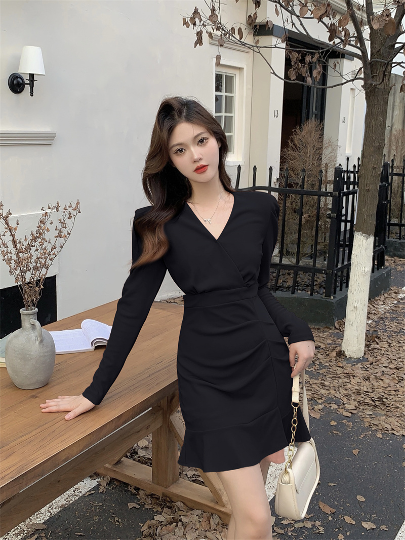 Elegant French V-Neck Long Sleeve Black Dress for Women 2026 Spring New High-End Temperament Dress Spring Wear - Image 2